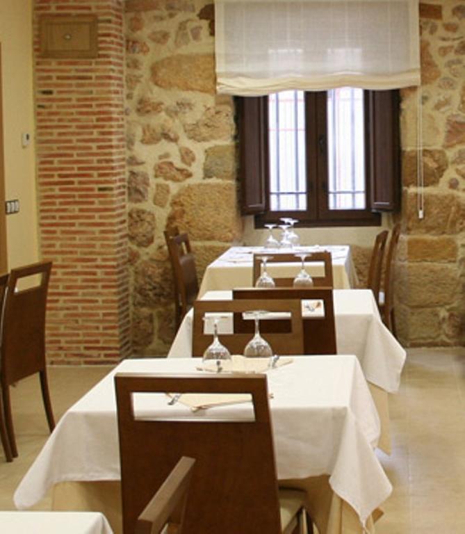 Hostal Restaurante La Muralla Oña Dış mekan fotoğraf